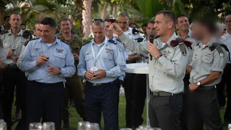 כוכבי עם הקצינים הבכירים