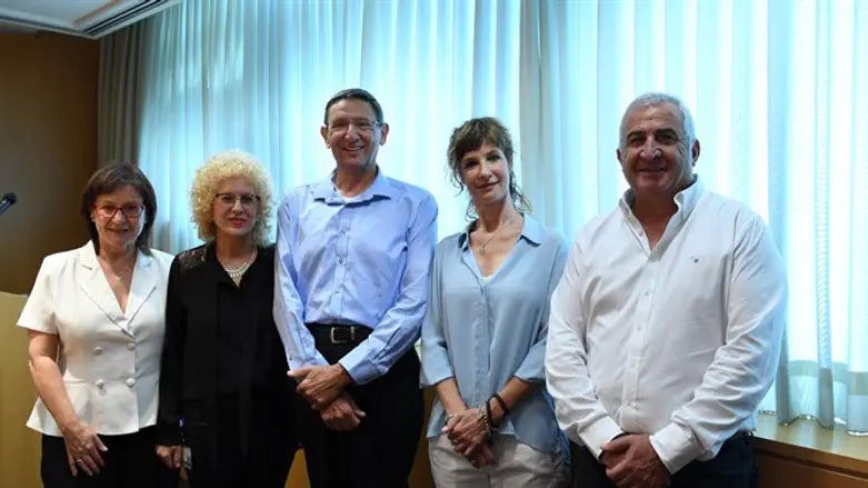 פז-פיטל (שנייה מימין) עם צמרת המשרד