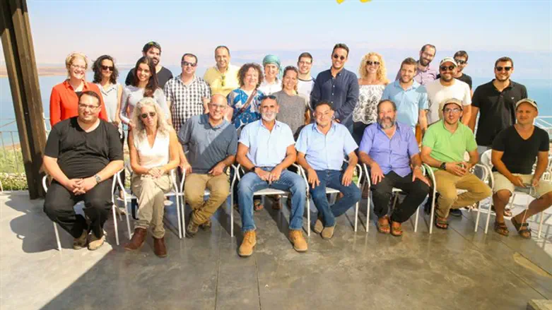 הכתבים והדוברים יחד עם ראשי ההתיישבות