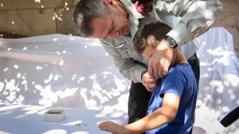 הרמטכ"ל מעניק צל"ש לבנו של מ'