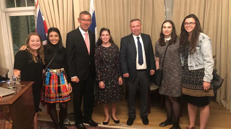 לוץ והשגריר עם כמה ממשתפות התוכנית