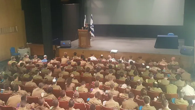 מרים פרץ בהרצאה בפני הצוערים