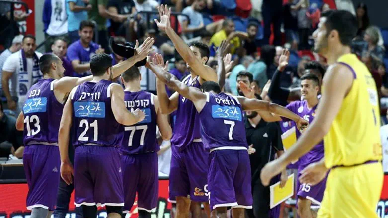 שחקני נהריה חוגגים את הניצחון