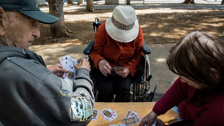 יצטרכו לעבוד גם בגיל מבוגר. אילוסטרציה