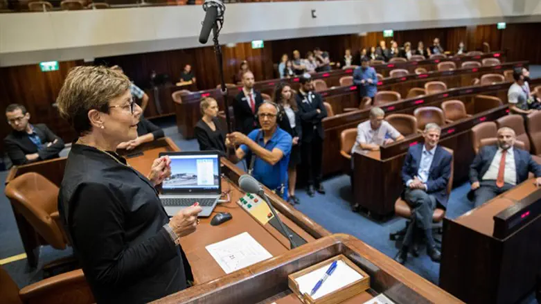 לא ברור אם היא תאריך ימים. סיור לח"כים החדשים בכנסת ה-22