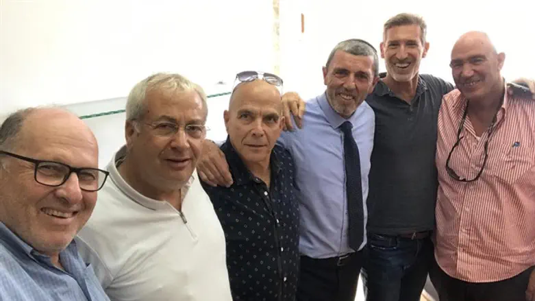 הרב פרץ עם חבריו מחיל האוויר