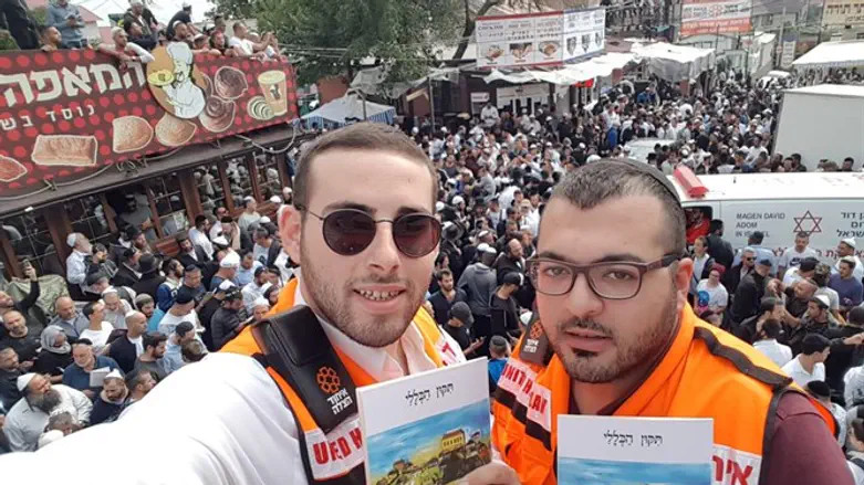 Нати Остри (слева) на фоне раввинов, съехавшихся в Умань