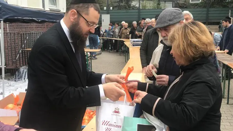 הרב טייכטל בחלוקת הסלים