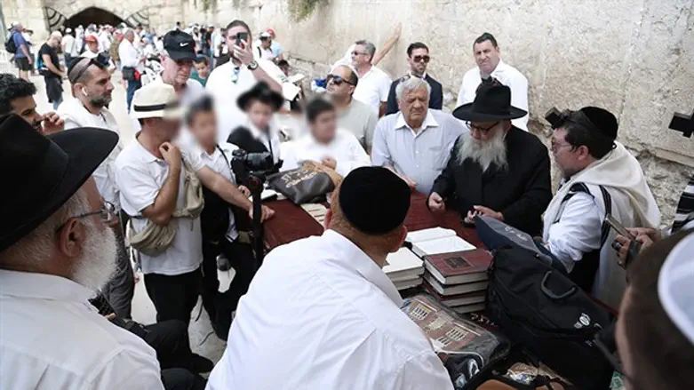 מזכירו של הרבי מברך את בני המצווה