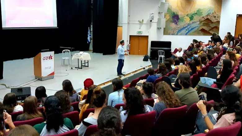 כלים מקצועיים לבנות השירות הלאומי