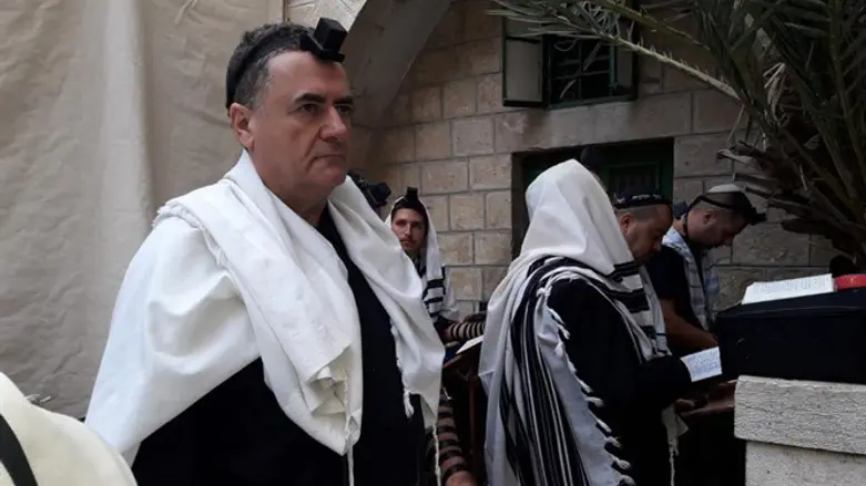 שר החוץ כ"ץ בתפילה במערת המכפלה