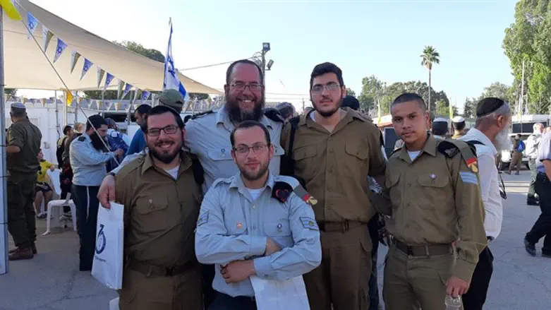 הרב ברינר עם חיילים בחטיבה