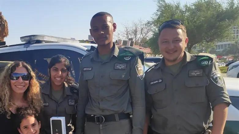 בני המשפחה, צוות מג"ב והמכשיר האבוד שהושב לבעליו