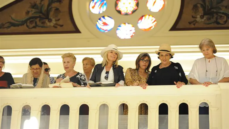 בית הכנסת הגדול בניס היה בעבר מלא בשבתות ובחגים, אך כיום יש יותר כיסאות ריקים מתפוסים