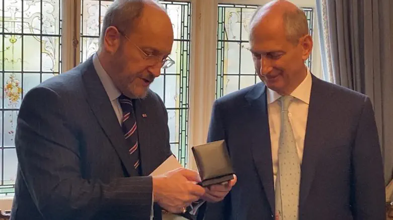 Dangoor receiving award from Sternberg