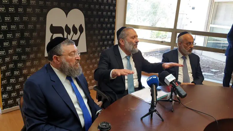 Aryeh Deri at Shas meeting