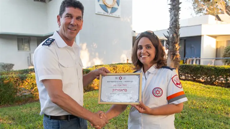 רחלי מקבלת תעודה ממנכ''ל מד''א