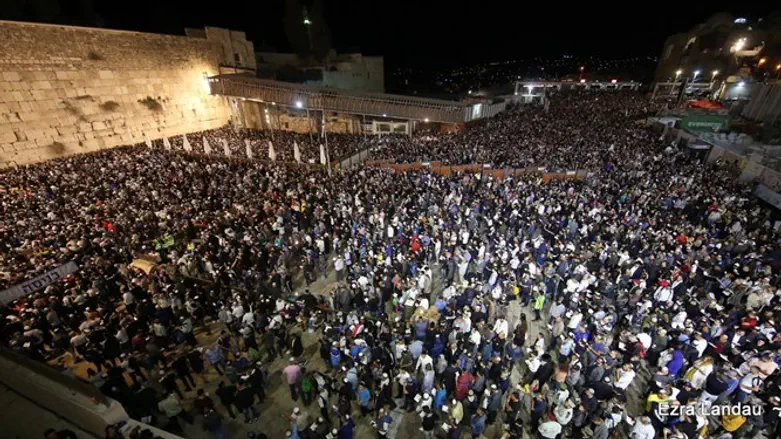 Чтение "Слихот" у Западной Стены