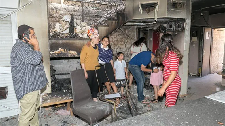 המשפחה בתוך הבית השרוף