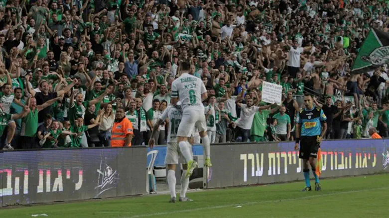 שחקני חיפה והאוהדים הערב