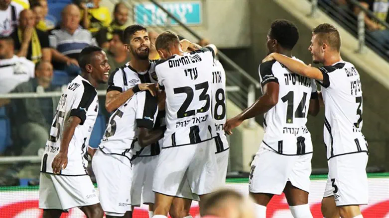 שחקני בית"ר חוגגים הערב