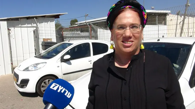 Нирит Змора у входа в военный суд Офра