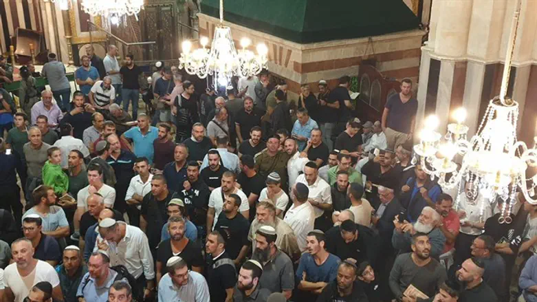 אלפים במערת המכפלה