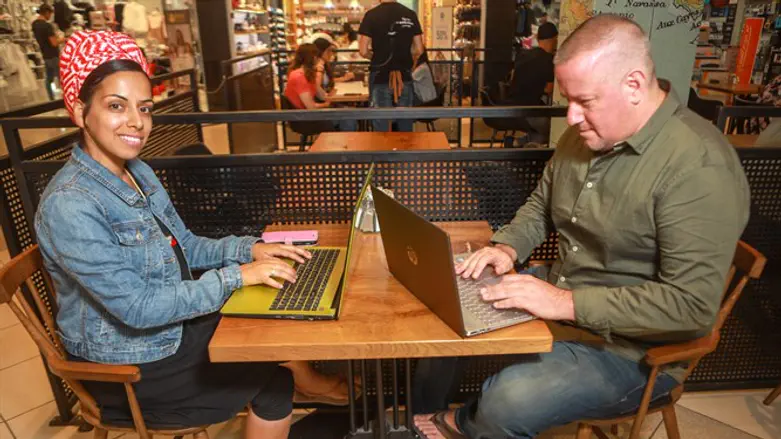 "מי שיגיד לך שהוא לא רוצה לראות כמויות של לייקים, משקר". איילת לאש ונועם פתחי