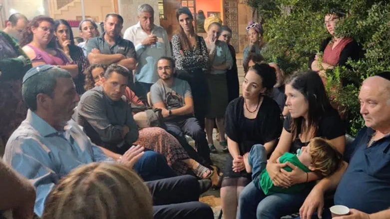 Peretz on condolence call