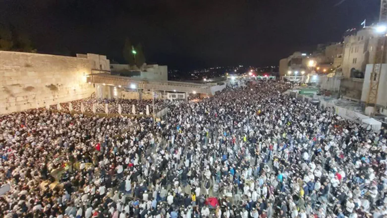 Western Wall packed
