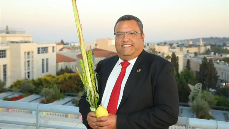 עונה למסרונים של התושבים. משה ליאון