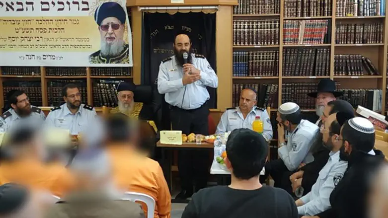 Раввин Офер Эльмалих беседует с заключенными