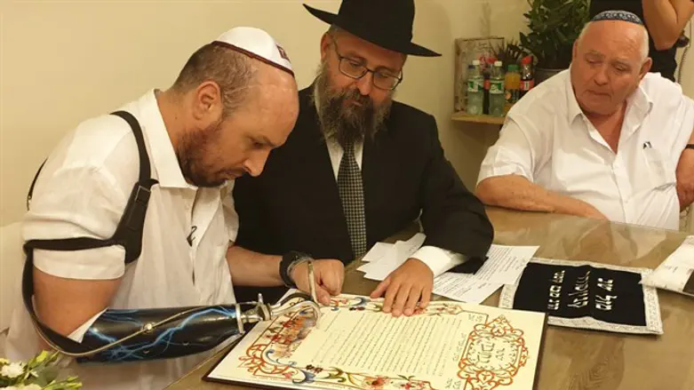 בן שפיצר חותם על הכתובה