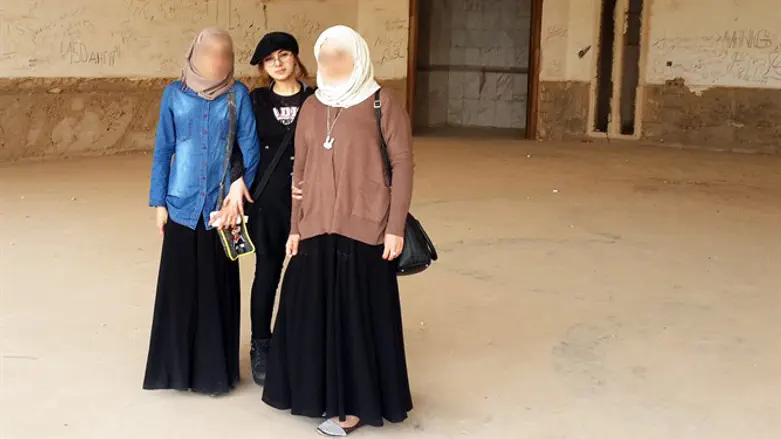 גבאי עם חברות באחת מהטירות שהיו שייכות לסדאם חוסיין