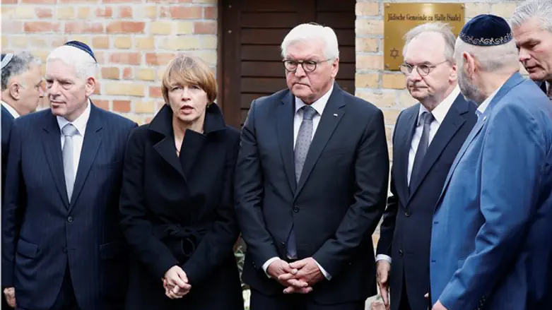 German President Frank-Walter Steinmeier (center) visits the synagogue in Halle