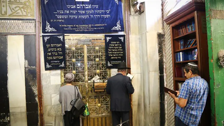 "סאגה שנמשכת שנים". מערת המכפלה