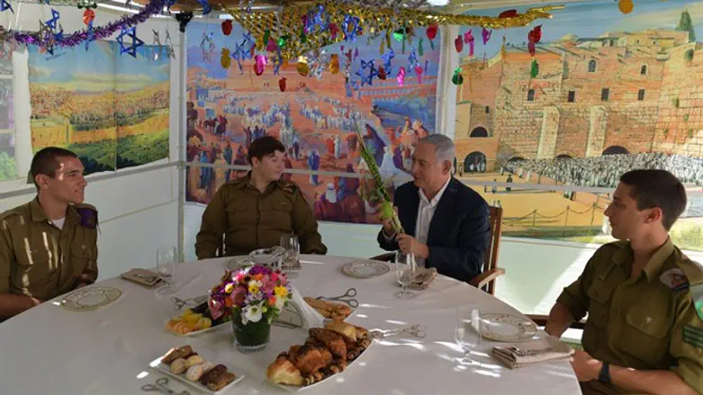 נתניהו והחיילים בסוכה