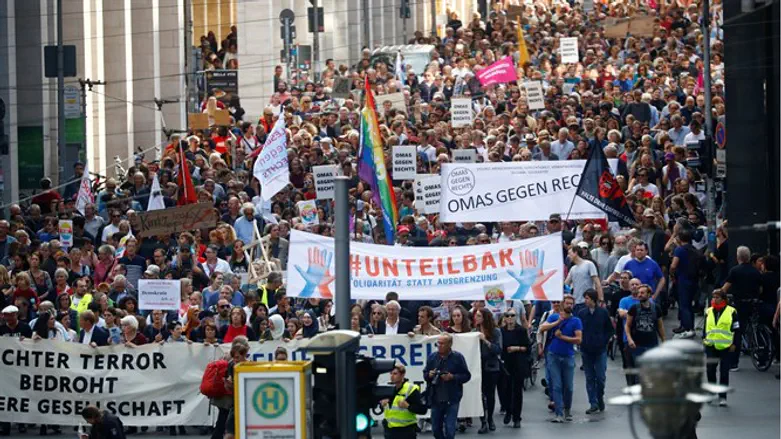 Thousands march against anti-Semitism in Berlin