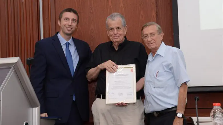 Prof. Aaron Ciechanover receiving the award