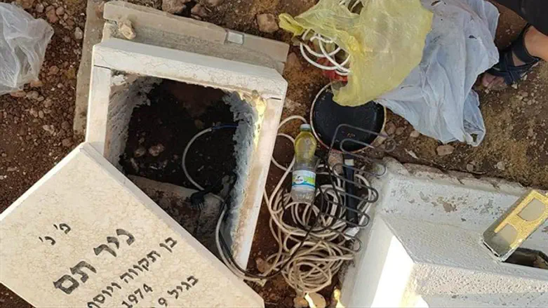 המראות הקשים מקברו של ניר תם