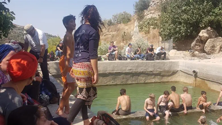 מטיילים בסוכות בבנימין