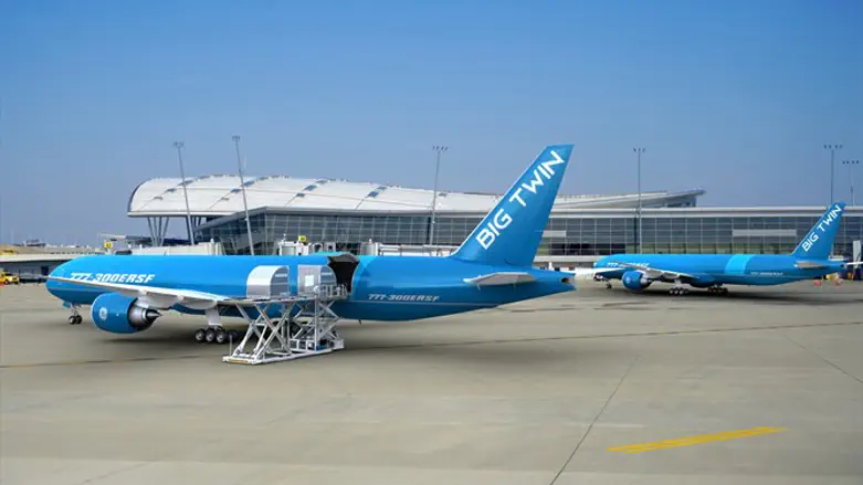 ה- Big Twin- מטוס בואינג 777-300ERSF