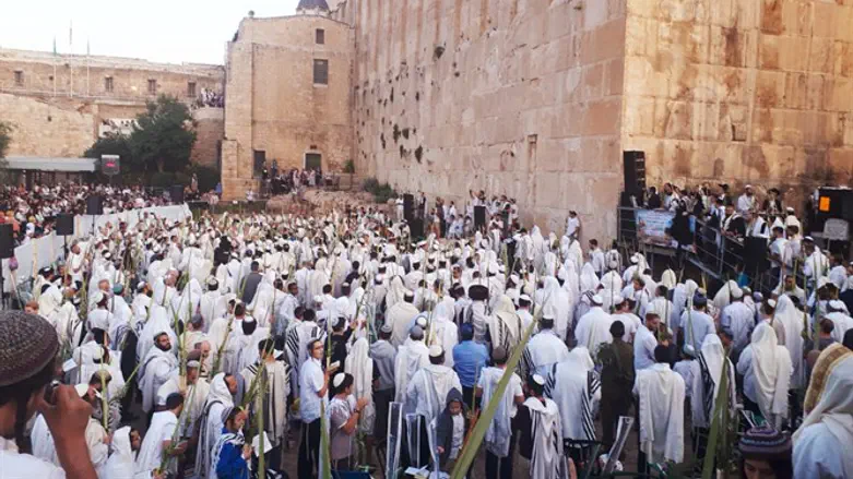 מתפללים במערת המכפלה