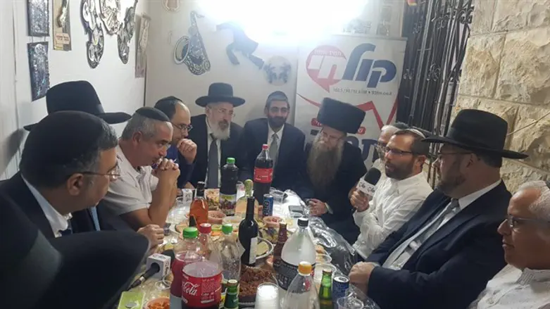 ישראל גנץ בסוכתו של ח"כ מלכיאלי