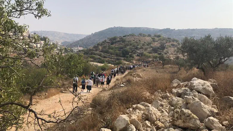 בדרך לבריכות שלמה