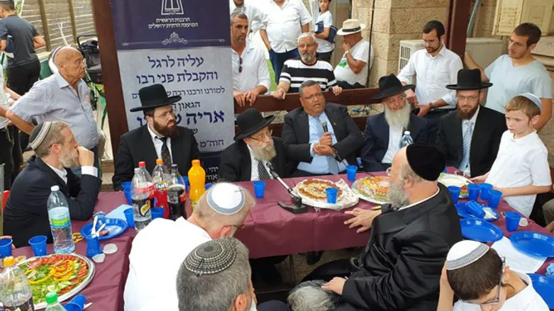 הרב שטרן וליאון בסוכה