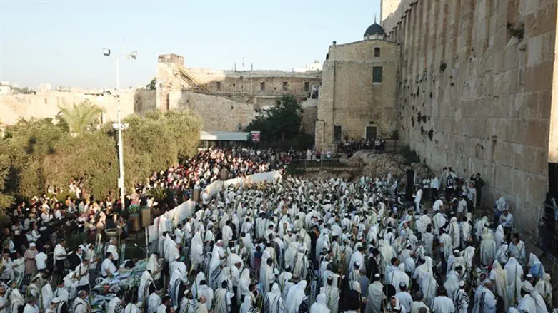 תפילת חג הסוכות למרגלות מערת המכפלה