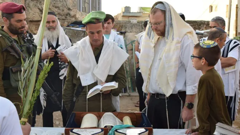 Командир дивизии читает Тору