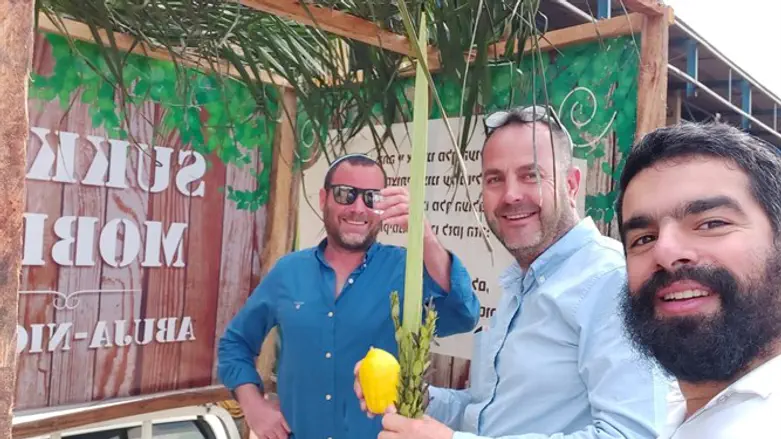 ארבעת המינים בסוכת חב"ד בניגריה