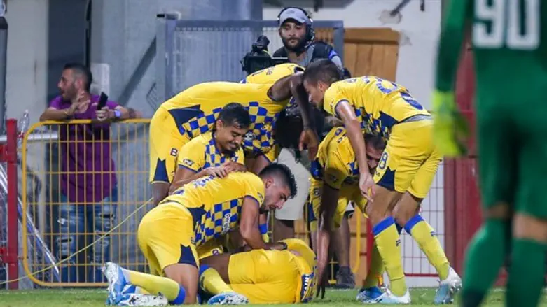 שחקני מכבי חוגגים באשדוד הערב